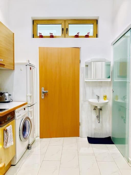 Apartment Vintage Charm Near Main Station *